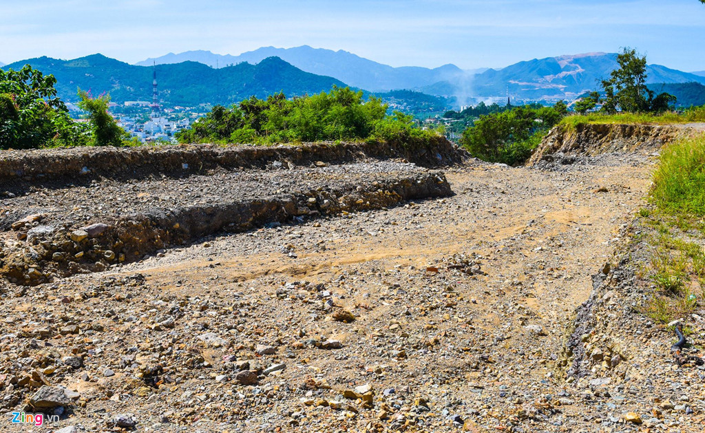 Cuối năm 2018, bên trong dự án này xảy ra sạt lở xuống chân núi tàn phá 10 ngôi nhà, làm 4 người chết ở phường Vĩnh Hòa (TP Nha Trang, tỉnh Khánh Hòa). Ảnh: Minh Hoàng.