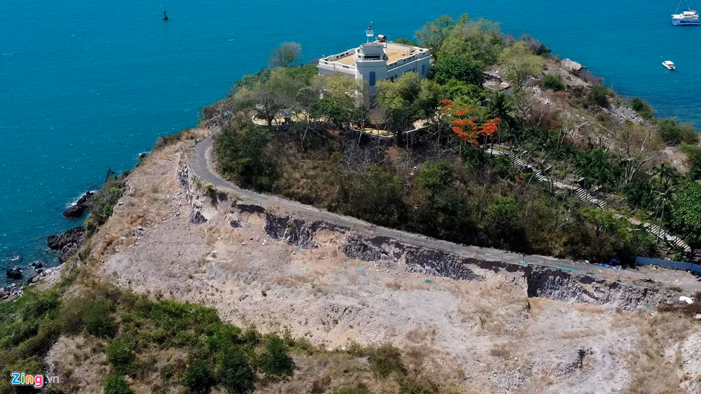 Khu di tích Bảo Đại nằm trên đồi Cảnh Long, nhìn ra vịnh Nha Trang với cụm 5 tòa biệt thự cấu trúc kiểu Pháp đặc trưng là một trong những thắng cảnh nổi tiếng tại TP Nha Trang (Khánh Hòa). Khu biệt thự được xây dựng vào đầu thế kỷ 20. Tuy nhiên, hiện nay, một doanh nghiệp đã xin cải tạo và xây thêm khách sạn, biệt thự khiến toàn bộ ngọn núi đang biến dạng.