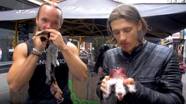 Kinh di hai nguoi dan ong lot da, an song soc xam