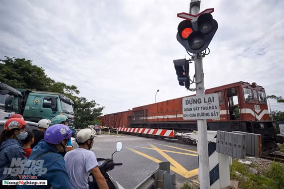 Can canh he thong radar canh bao chuong ngai vat duong ngang dau tien o Viet Nam-Hinh-9