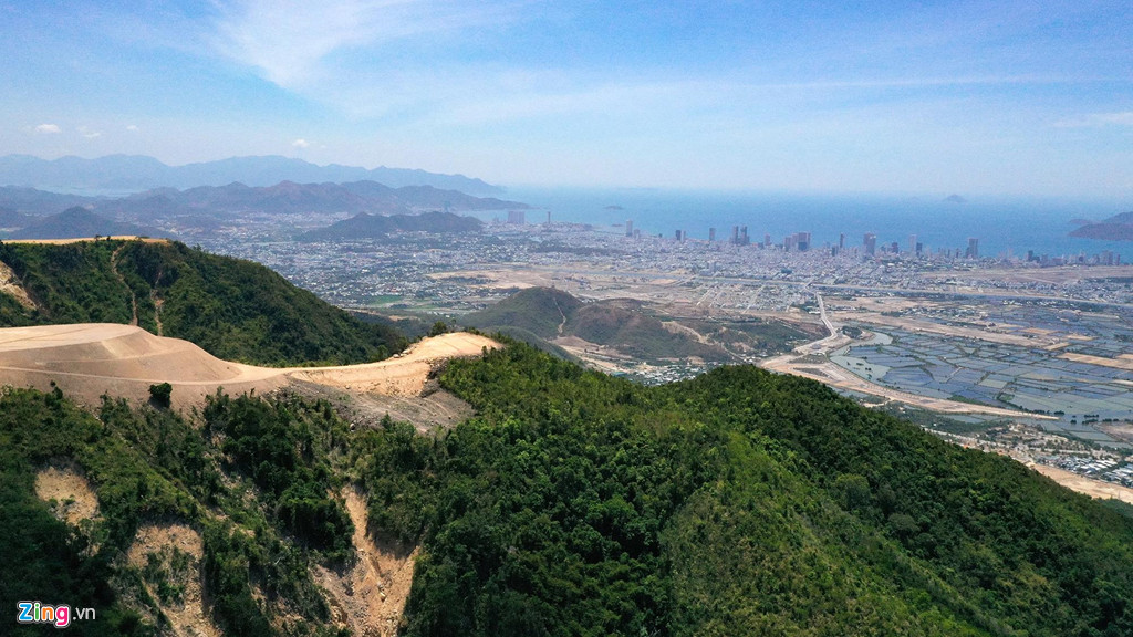 Theo chủ đầu tư, doanh nghiệp này sẽ xây dựng dự án tâm linh Cửu Long Sơn Tự gồm quần thể chùa, gian hàng trưng bày vật phẩm liên quan đến phật giáo tại phần 380 ha đất xin thêm tại núi Chín Khúc.