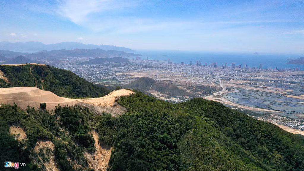 Theo chủ đầu tư, doanh nghiệp này sẽ xây dựng dự án tâm linh Cửu Long Sơn Tự gồm quần thể chùa, gian hàng trưng bày vật phẩm liên quan đến phật giáo tại phần 380 ha đất xin thêm tại núi Chín Khúc.