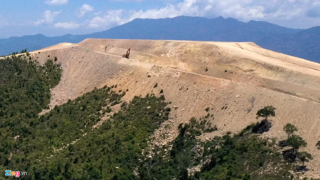 Trong một lần trả lờ Zing.vn, Công ty Khánh Hòa cho biết chưa tiến hành thi công dự án trên núi Chín Khúc, mà chỉ mới làm ranh cản lửa và con đường để đơn vị tư vấn lên khảo sát lập quy hoạch chi tiết. Sau khi lập xong mới báo cáo UBND tỉnh Khánh Hòa phê duyệt.