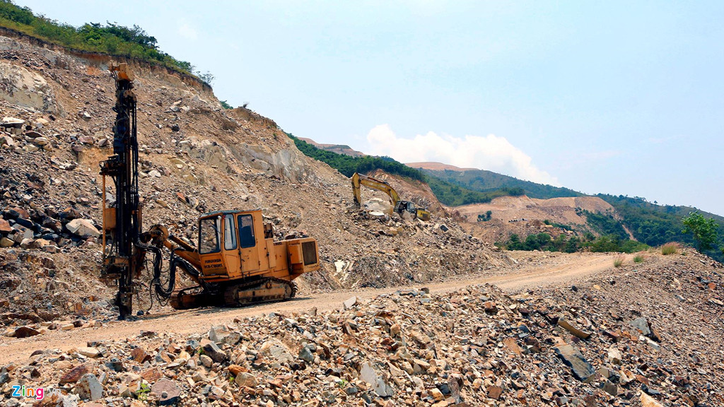 Tuy nhiên, việc xẻ núi, san ủi mặt bằng của Công ty Khánh Hòa khiến dư luận bức xúc vì làm thay đổi gần như toàn bộ hiện trạng khu vực núi Chín Khúc.