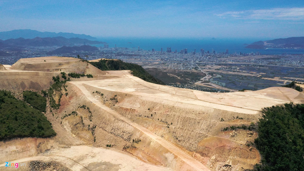 Núi Chín Khúc có chiều cao khoảng 500 m so với mực nước biển, cách trung tâm TP Nha Trang khoảng 6 km. Từ đỉnh núi có tầm nhìn trọn vẹn đường bờ biển, trung tâm thành phố và vịnh Nha Trang. Từ chân núi cũng có thể dễ dàng kết nối với trung tâm thành phố qua đại lộ Võ Nguyên Giáp rộng 8 làn xe và đường Phong Châu. Với vị trí thuận lợi này, Công ty TNHH sản xuất và xây dựng Khánh Hòa (Công ty Khánh Hòa) đã xin UBND tỉnh Khánh Hòa cấp đất để xây dựng một dự án khu biệt thự sinh thái rộng khoảng 200 ha.