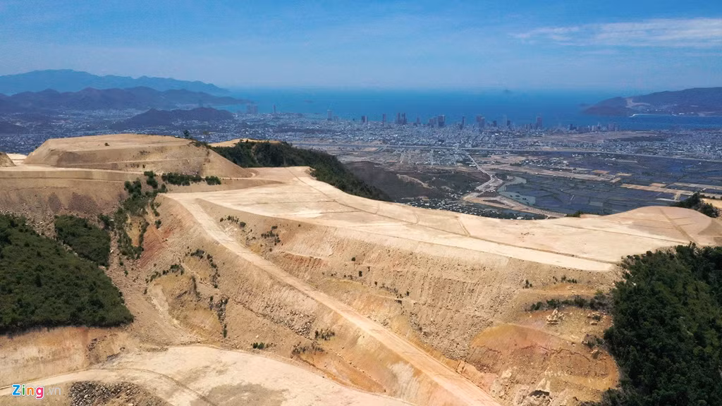 Núi Chín Khúc có chiều cao khoảng 500 m so với mực nước biển, cách trung tâm TP Nha Trang khoảng 6 km. Từ đỉnh núi có tầm nhìn trọn vẹn đường bờ biển, trung tâm thành phố và vịnh Nha Trang. Từ chân núi cũng có thể dễ dàng kết nối với trung tâm thành phố qua đại lộ Võ Nguyên Giáp rộng 8 làn xe và đường Phong Châu. Với vị trí thuận lợi này, Công ty TNHH sản xuất và xây dựng Khánh Hòa (Công ty Khánh Hòa) đã xin UBND tỉnh Khánh Hòa cấp đất để xây dựng một dự án khu biệt thự sinh thái rộng khoảng 200 ha.