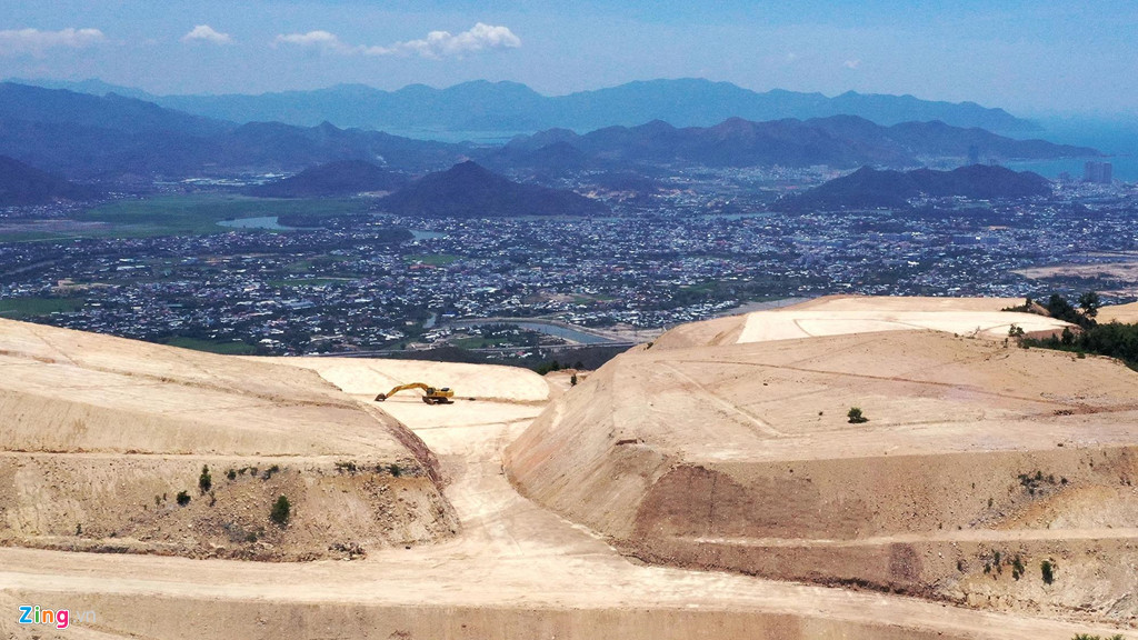 Công ty Khánh Hòa cho biết sẽ cho dựng một bức tượng phật cao 153 m. Trong đó, phần tượng cao 108 m, đế cao 45 m trên đỉnh núi Chín Khúc. Hiện tại, phần đỉnh núi này đã được san bằng gần như toàn bộ. Gần như không còn cây cối mọc như trước kia.