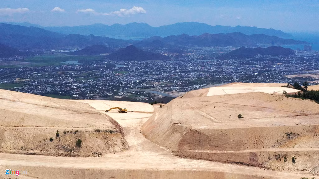 Công ty Khánh Hòa cho biết sẽ cho dựng một bức tượng phật cao 153 m. Trong đó, phần tượng cao 108 m, đế cao 45 m trên đỉnh núi Chín Khúc. Hiện tại, phần đỉnh núi này đã được san bằng gần như toàn bộ. Gần như không còn cây cối mọc như trước kia.