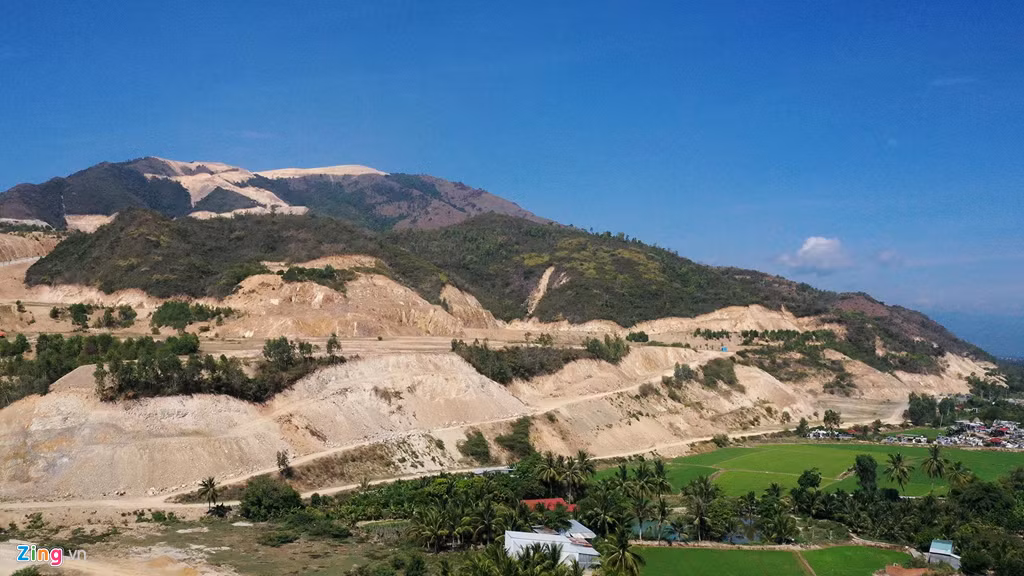 Tuy nhiên, Sở Kế hoạch và Đầu tư Khánh Hòa cho biết ngoài dự án Biệt thự sông núi Vĩnh Trung, đơn vị này chưa có hồ sơ của dự án khác ở núi Chín Khúc.