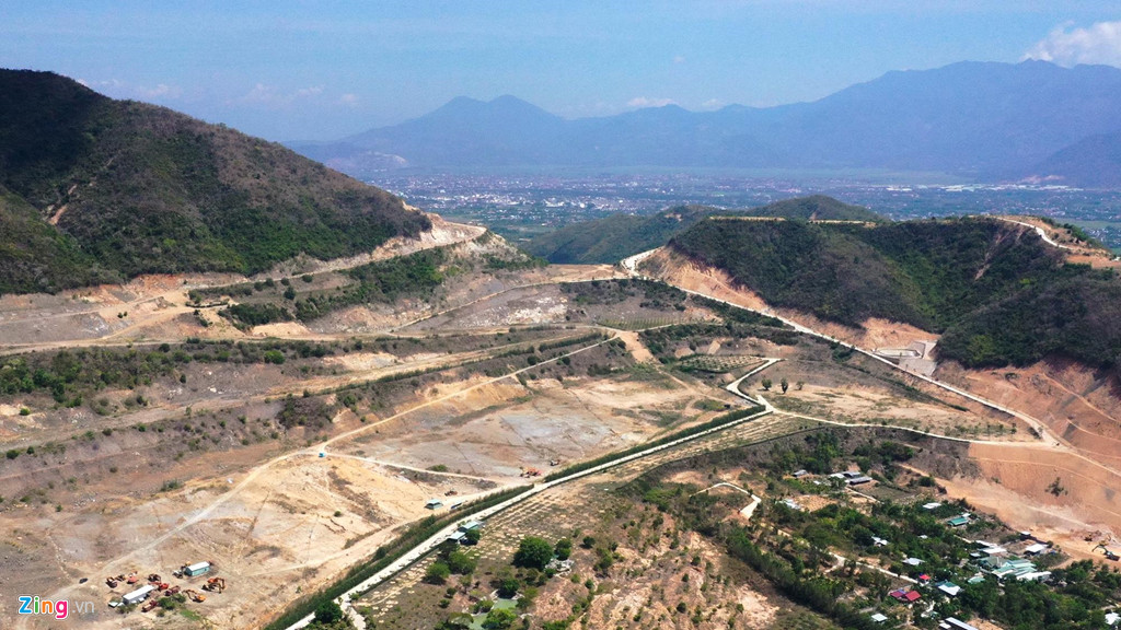 Theo báo cáo gửi UBND tỉnh Khánh Hòa, trên núi Chín Khúc hiện có 7 dự án và các đề xuất dự án, gồm: Khu đô thị trên đồi của Đất Lành; Cửu Long Sơn Tự và khu dịch vụ cáp treo, bãi đậu xe; Khu kinh tế trang trại Vĩnh Trung; Khu biệt thự và sinh thái Đất Lành; Khu đô thị City View; Khu tái định cư Đất Lành; Khu dân phía Tây khu tái định cư Đất Lành.