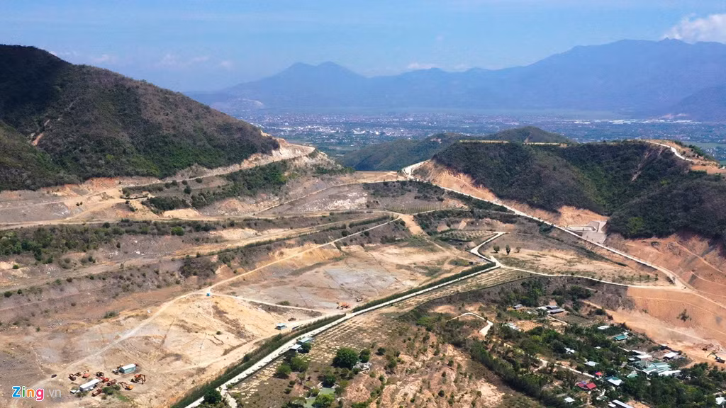 Theo báo cáo gửi UBND tỉnh Khánh Hòa, trên núi Chín Khúc hiện có 7 dự án và các đề xuất dự án, gồm: Khu đô thị trên đồi của Đất Lành; Cửu Long Sơn Tự và khu dịch vụ cáp treo, bãi đậu xe; Khu kinh tế trang trại Vĩnh Trung; Khu biệt thự và sinh thái Đất Lành; Khu đô thị City View; Khu tái định cư Đất Lành; Khu dân phía Tây khu tái định cư Đất Lành.