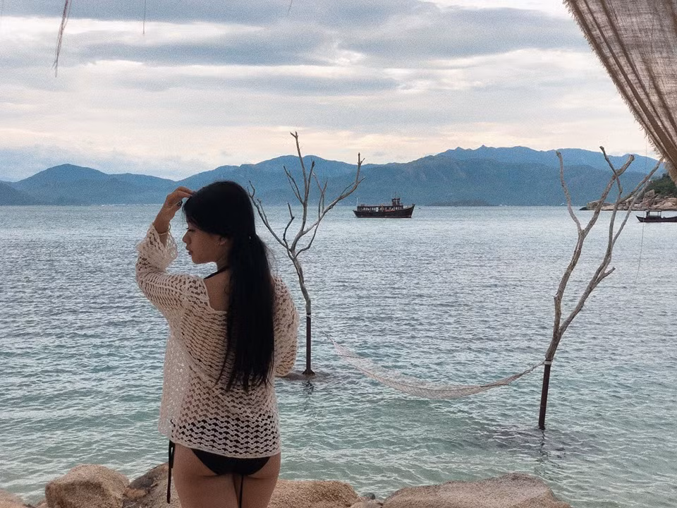 Hồng Khanh năm nay 15 tuổi, cao 1,58m, trở thành thiếu nữ xinh đẹp, duyên dáng khác hẳn hình ảnh cô bé mũm mĩm thi Giọng hát Việt nhí năm 2013.