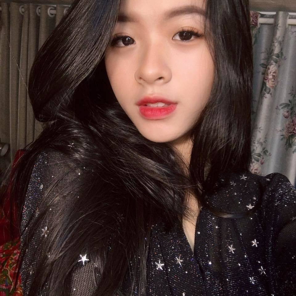 Hồng Khanh tâm sự cảm thấy rất may mắn song cũng không tránh khỏi những áp lực khi có bố mẹ là người nổi tiếng.