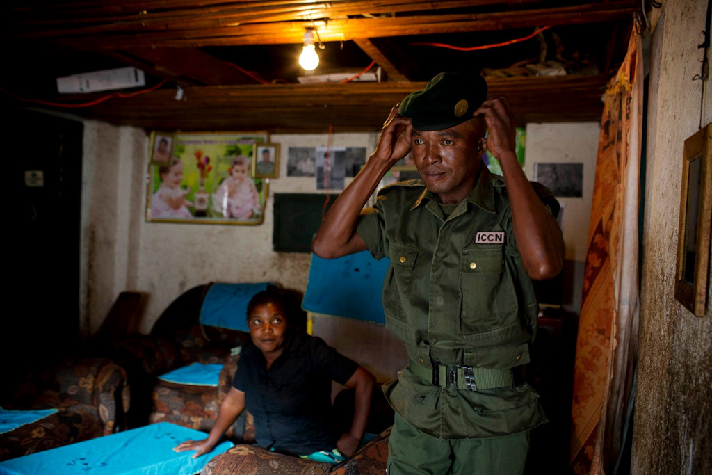 Trong khi đó, đối với lực lượng kiểm lâm, họ chỉ được trả 100USD một tháng và phải thực hiện nhiệm vụ nguy hiểm trên một khu vực rộng lớn. Năm ngoái, đã có 4 kiểm lâm ở vườn quốc gia Kahuzi-Biega thiệt mạng.