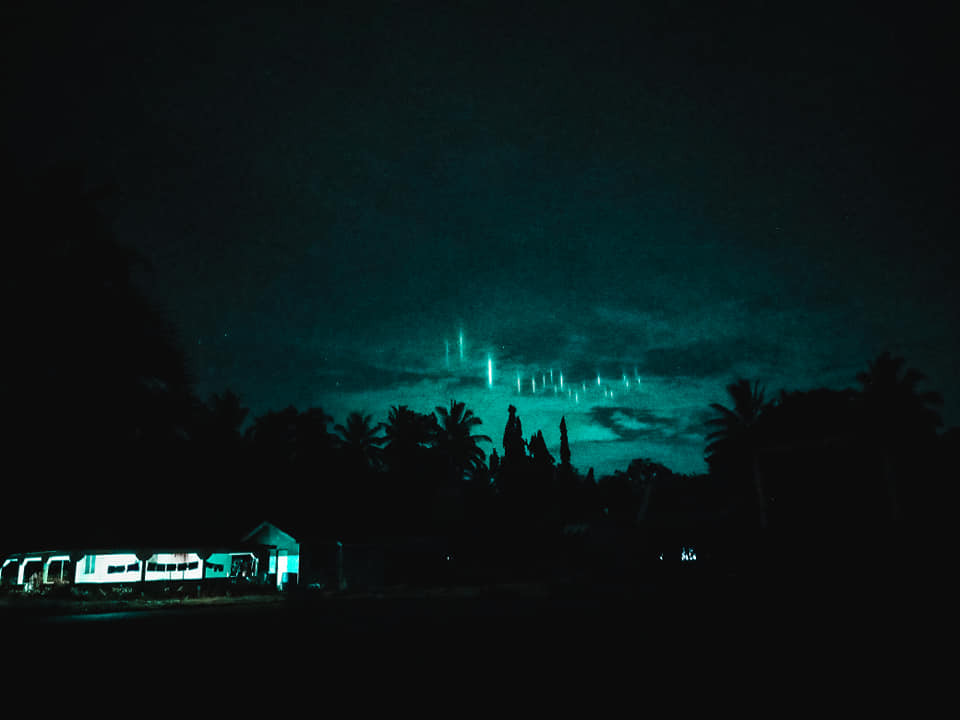 Tuy nhiên, một số người lại cho rằng đây là ánh sáng của thiên thần, là biểu tượng của sự may mắn sắp đến.