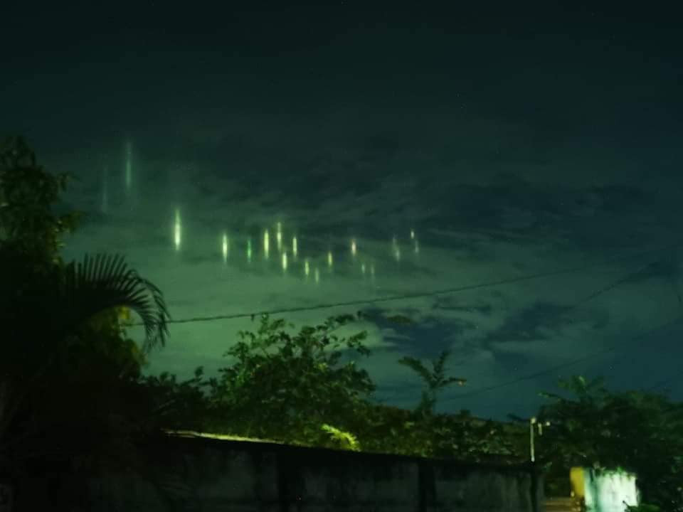 Trên thực tế, những cột ánh sáng này là một hiện tượng quang học thú vị, được hình thành bởi các tinh thể băng trong bầu khí quyển Trái đất, phản chiếu ánh sáng của mặt trời hoặc mặt trăng. Khi ánh sáng này đến từ mặt trời, hiện tượng được gọi là cột mặt trời.