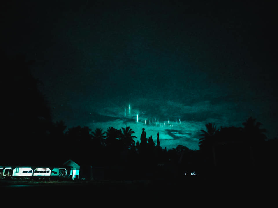 Theo những người chứng kiến, chùm ánh sáng trắng chạy qua bầu trời, giống như những luồng sáng phát ra từ những thiên thần đang hạ thế.