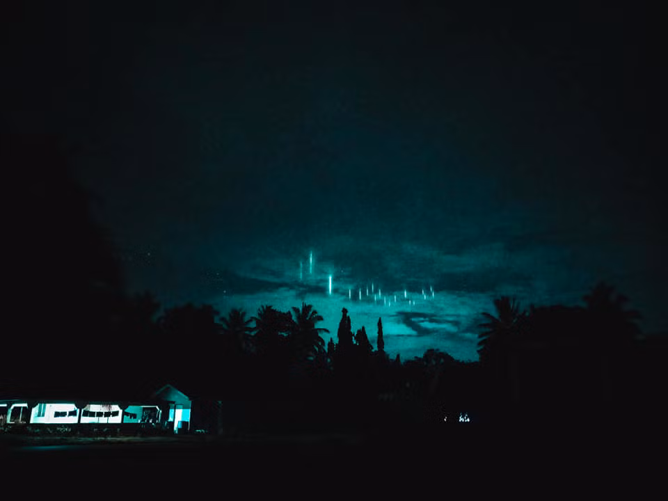 Theo những người chứng kiến, chùm ánh sáng trắng chạy qua bầu trời, giống như những luồng sáng phát ra từ những thiên thần đang hạ thế.