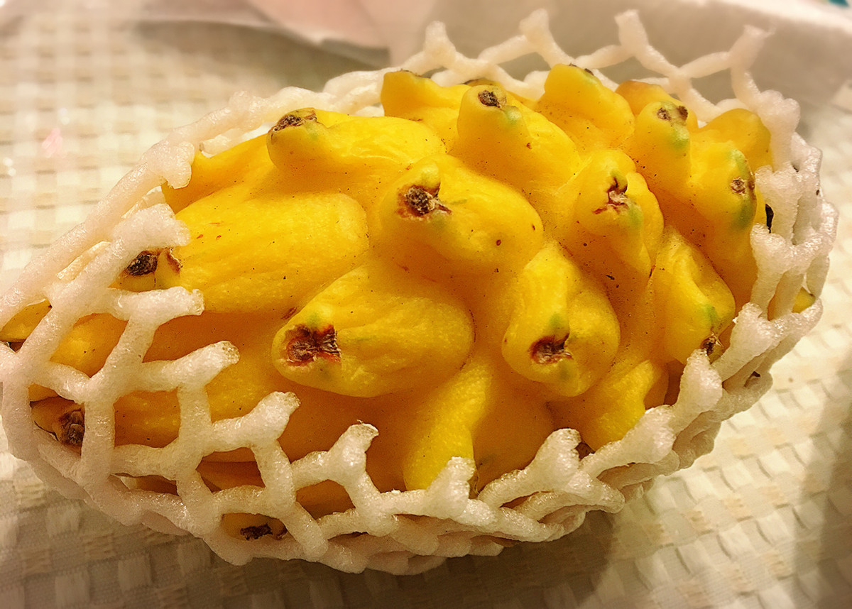 Đây là một loại trái cây nhiệt đới, vì vậy nên ăn ngay sau khi mua. Nếu muốn giữ thêm một thời gian, nên đăng quả kỳ lân ở nơi thoáng mát thay vì để trong tủ lạnh. Sau khi bị làm lạnh, quả kỳ lân cực kỳ dễ hỏng. Cũng cần lưu ý rằng quả kỳ lân không thể ăn cùng sữa, sự kết hợp này sẽ ảnh hưởng trực tiếp đến chức năng tiêu hóa.