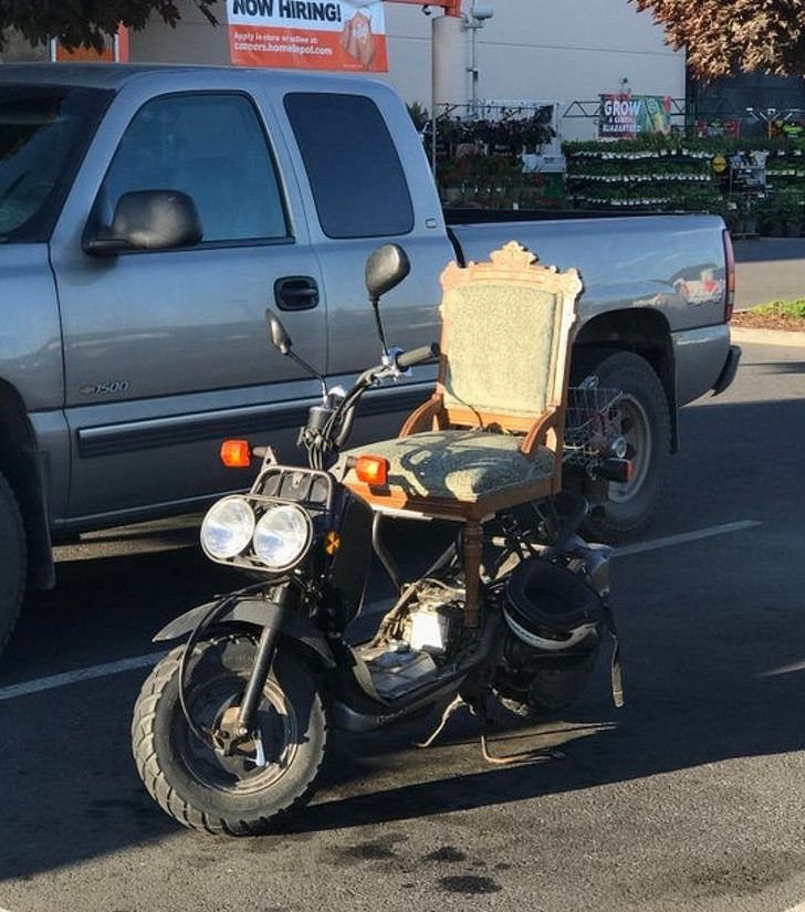 Xe máy bị hỏng nhưng không có tiền thay khung mới, người đàn ông thay luôn một chiếc ghế vào phần khung yên cũ, vừa tiện lợi vừa thoải mái mà vẫn đảm bảo chức năng.