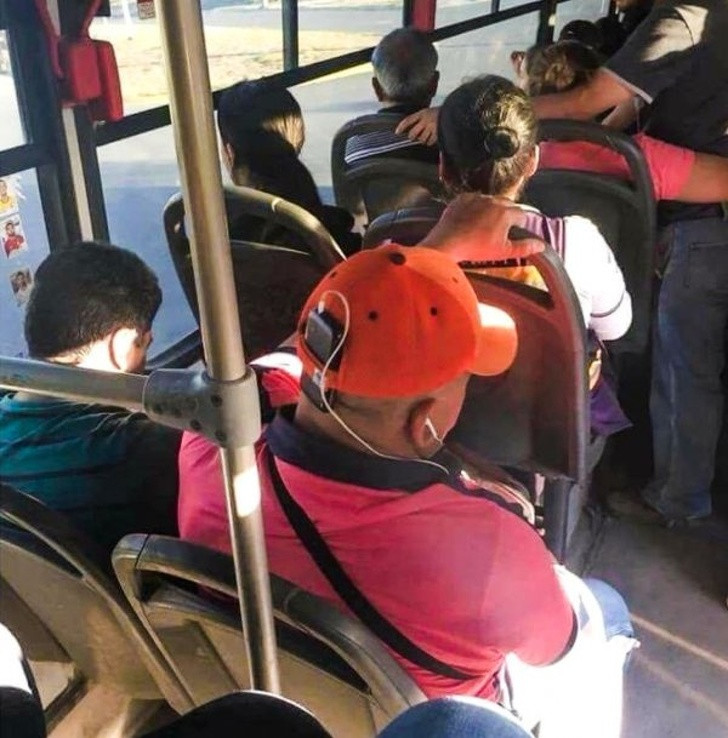 Khi bạn muốn nghe nhạc nhưng lại không muốn phải cầm điện thoại.