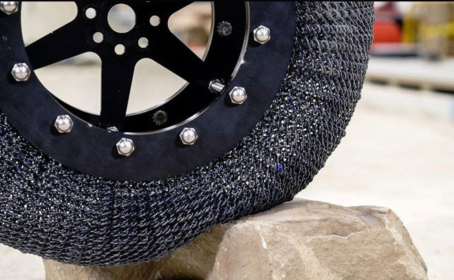 Lốp siêu đàn hồi. Đây sẽ là vật liệu quan trọng với ngành công nghiệp xe trong tương lai, thay thế cho lốp hơi. Xe tự hành trên mặt trăng của tàu Apollo sử dụng lốp do Glenn Research Center và Goodyear phát triển, có khả năng trở lại hình dạng cũ dù biến dạng tới 10%. Nhờ đó, lốp có thể chịu được những lực tác động rất mạnh và không cần bơm hơi. (Ảnh: NASA).