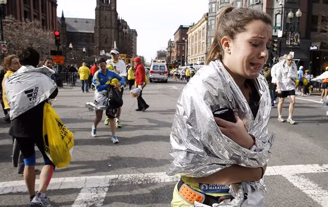 Chăn kim loại giữ nhiệt. Bạn có thể nhìn thấy những tấm chăn đặc biệt này ở các cuộc chạy marathon, khi những vận động viên hoàn thành chặng đua được quấn chăn. Trong nhiệm vụ Apollo, NASA cần những tấm bảo vệ các thiết bị khỏi bức xạ trên vũ trụ nhưng phải nhẹ để không ảnh hưởng tới trọng lượng của tàu. Cuối cùng, họ tạo ra một tấm chăn với nhôm quấn xung quanh lớp bọc Mylar, có thể bảo vệ cả phi hành gia lẫn các thiết bị. Nguyên lý thiết kế đó được dùng trong những tấm chăn kim loại, đôi khi được gọi là "chăn vũ trụ" ngày nay. (Ảnh: AP).