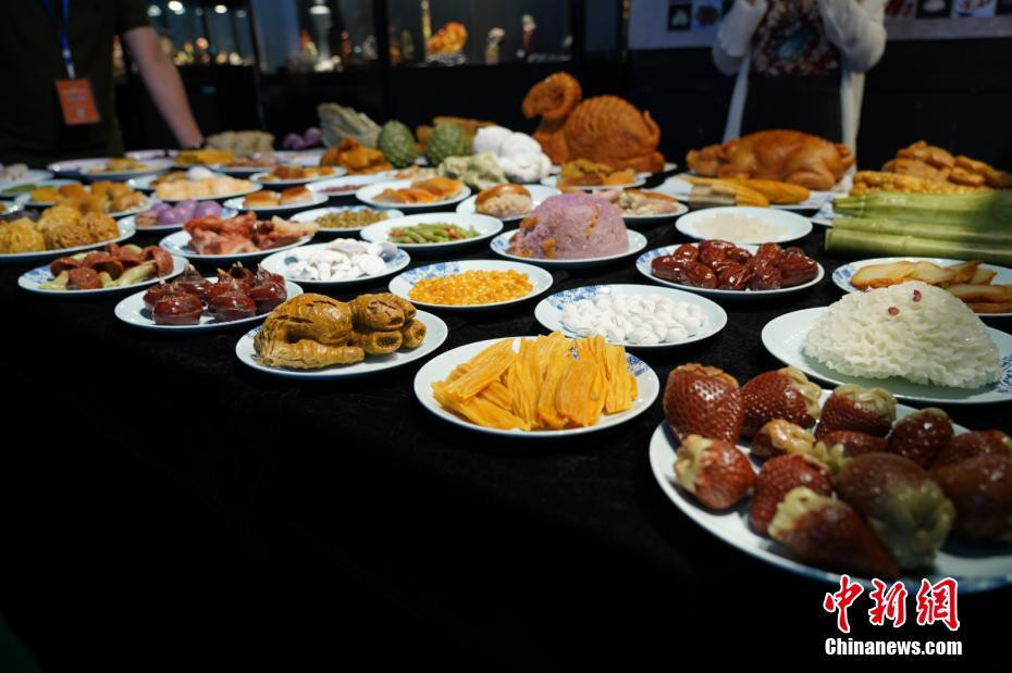 Theo thông tin đăng tải, mỗi một món ăn, những nghệ nhân đều phải nghiên cứu, lựa chọn rất kỹ chất liệu đá, kết cấu đá và màu sắc, để có thể biến hòn đá thành các món ăn hệt như thật.