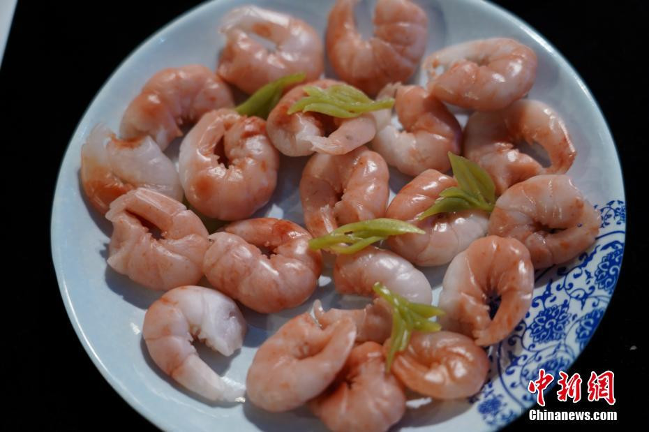 Trên bàn tiệc kỳ lạ này, có đầy đủ các món ăn từ dân dã, quen thuộc đến sang trọng, cầu kỳ, tất cả đều vô cùng chân thật, hệt như vừa nấu xong, vẫn còn hương vị.