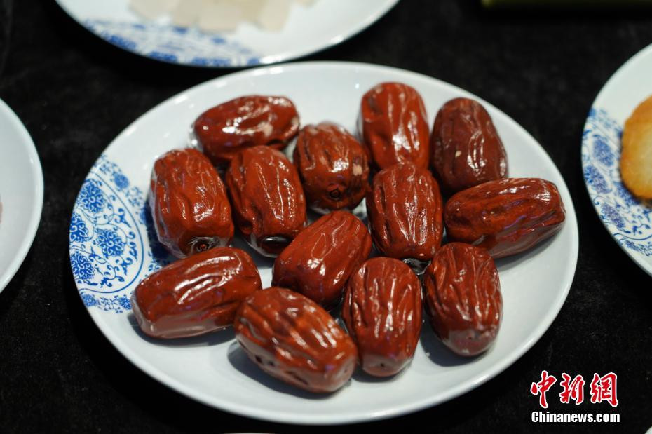 Có người còn chia sẻ rằng, họ có thể ngửi thấy mùi, cảm nhận được vị của những món ăn làm từ đá vì chúng quá giống thật. Dù nhìn gần hay nhìn xa, cũng khó lòng phân biệt thật giả.