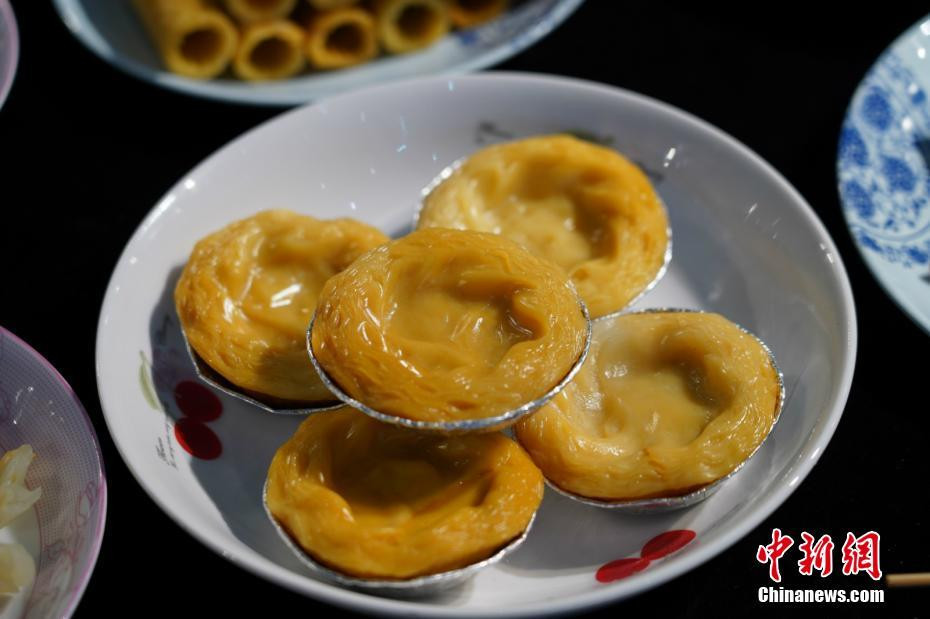 Dưới bàn tay khéo léo của họ, những viên đá bình thường bỗng chốc hóa thành các món ăn sống động như tôm hấp, đậu đũa xào, chả cá chiên, bánh trung thu, bánh trứng...