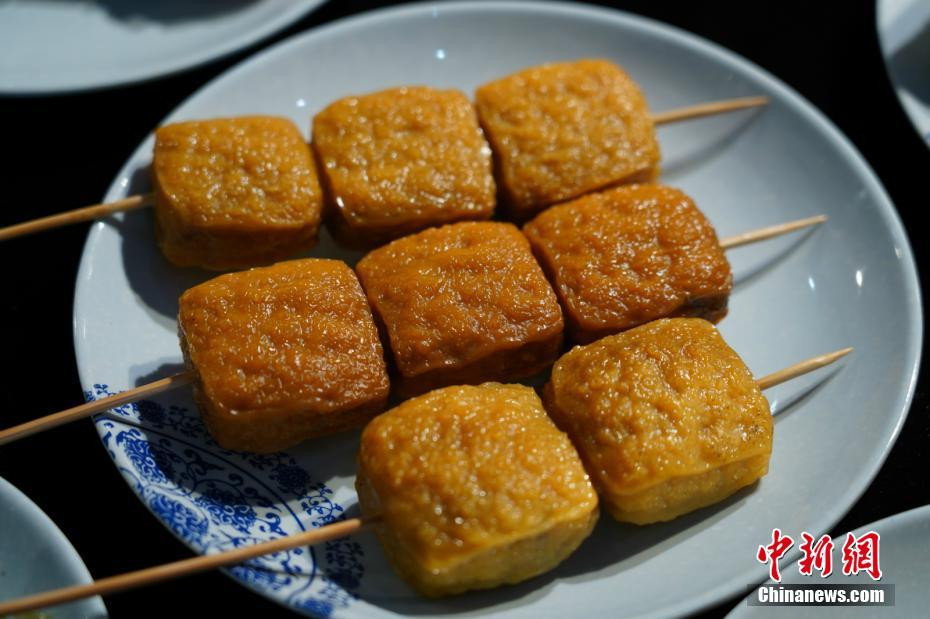 Tất cả những món ăn đều vô cùng chân thật, khiến người xem không khỏi trầm trồ, thán phục.