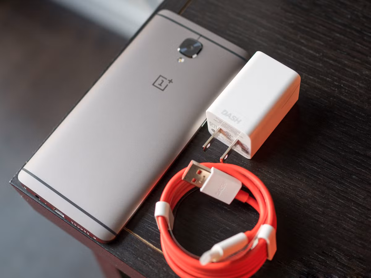 Chip Snapdragon 821 giúp mọi tương tác trên máy nhanh và mượt hơn. Màn hình Super AMOLED cỡ 5,5 inch; độ phân giải 1080 x 1920 pixel cho hiển thị hình ảnh chất lượng tuyệt vời.