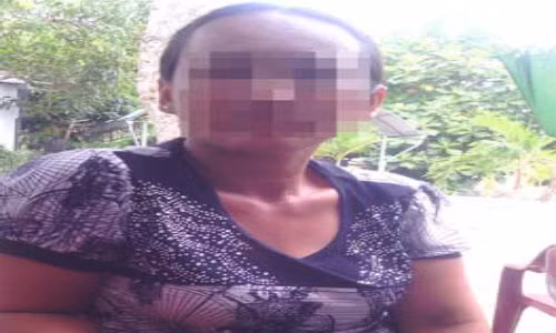 Bo me ngat xiu khi thay ngon tay con trai trong phong bi