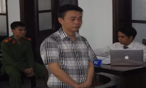 Mao danh phong vien, quay clip tong tien CSGT bi tu 3 nam