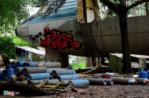 Để cắt toàn bộ chiếc máy bay Boeing 707 đầu tiên của Việt Nam, đơn vị thi công phải dùng nhiều bình gió đá lớn để chạy máy hàn xì.