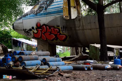 Để cắt toàn bộ chiếc máy bay Boeing 707 đầu tiên của Việt Nam, đơn vị thi công phải dùng nhiều bình gió đá lớn để chạy máy hàn xì.