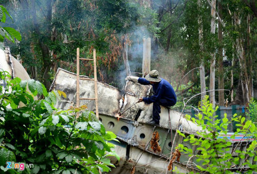 Mỗi công nhân một máy hàn xì xẻ từng bộ phận chiếc Boeing 707 chở được gần 200 người.