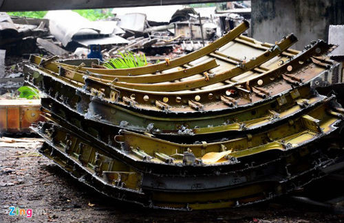 Các tấm thép, nhôm phần vỏ và thân được cắt nhỏ thành những tấm hình vuông 1,5 x 1,5 m, tập kết lại một chỗ.