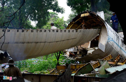 Sau khi cắt phần cánh và lưng, trong sáng nay công nhân tập trung xử lý phần đuôi.