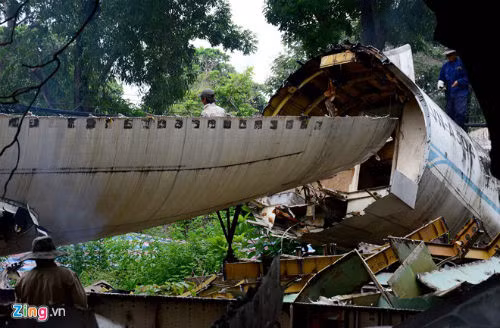 Sau khi cắt phần cánh và lưng, trong sáng nay công nhân tập trung xử lý phần đuôi.