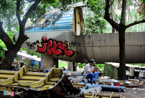 Phần buồng lái vẫn chưa thi công. Trưởng nhóm công nhân cho biết, họ được một công ty của Bộ Quốc phòng thuê cắt nhỏ máy bay rồi vận chuyển đi nơi khác, còn sử dụng vào mục đích gì thì không biết.