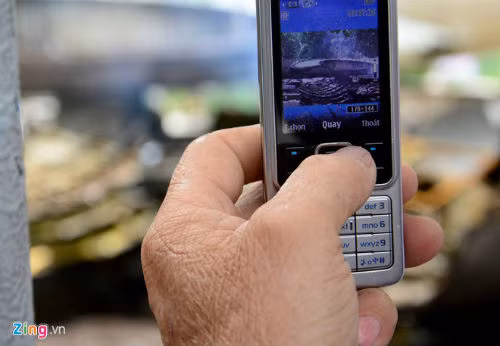 Một số người ghé lại quay phim, chụp ảnh khoảnh khắc máy bay bị "xẻ thịt". Ông Tuấn, ngụ đường Bạch Đằng chia sẻ: "Nhiều năm qua, chiếc máy bay đã trở nên quen thuộc đối với nhiều người. Việc 'hóa kiếp' nó khiến chúng tôi tiếc nuối".