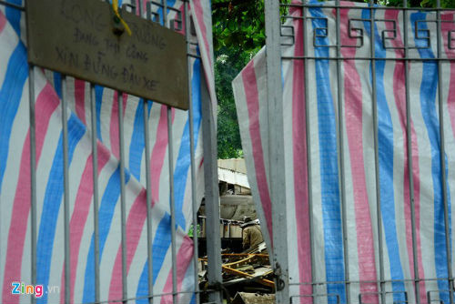 Công trường được che kín bằng những tấm bạt bao quanh. Những người bán nước tại khu vực này cho biết, mấy chục năm qua, nhiều người tới nhìn, chụp ảnh máy bay, đặc biệt là trẻ em và thanh niên. Mặc dù đơn vị thi công che kín công trường, nhưng hàng ngày vẫn có nhiều người leo tường xem cảnh "hóa kiếp" chiếc Boeing.