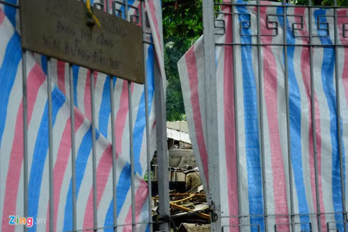 Công trường được che kín bằng những tấm bạt bao quanh. Những người bán nước tại khu vực này cho biết, mấy chục năm qua, nhiều người tới nhìn, chụp ảnh máy bay, đặc biệt là trẻ em và thanh niên. Mặc dù đơn vị thi công che kín công trường, nhưng hàng ngày vẫn có nhiều người leo tường xem cảnh "hóa kiếp" chiếc Boeing.