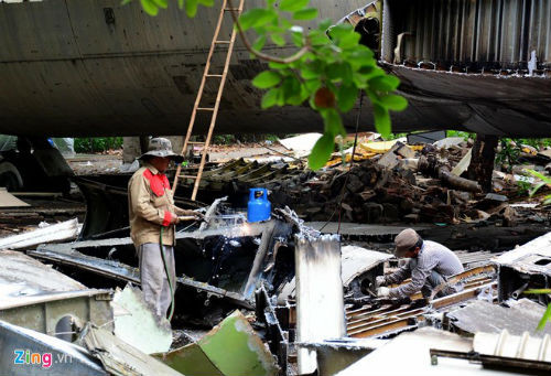 Trong khi đó, một nhóm khác tập trung cắt từng tấm kim loại lớn thành mảnh nhỏ để dễ dàng vận chuyển.