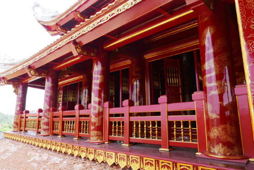 Tòa hậu cung gồm 2 tầng, tầng 1 là nhà trưng bày hiện vật và một số đồ thờ. 