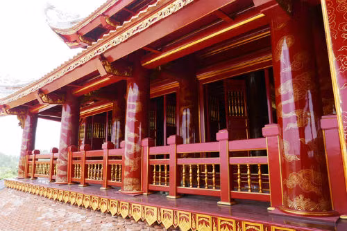 Tòa hậu cung gồm 2 tầng, tầng 1 là nhà trưng bày hiện vật và một số đồ thờ. 