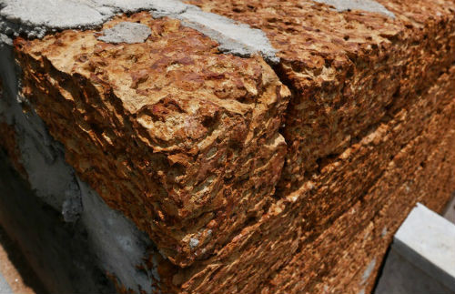 Hầu hết vật liệu xây dựng công trình là đá và gỗ, khá đắt tiền. Một số dãy tường lại được xây bằng gạch đá ong - loại rất đặc biệt làm từ đá ong nguyên khối. Loại gạch này từ xa xưa đã được sử dụng phố biến ở vùng đất Vĩnh Phúc, trở thành một nét đặc trưng.