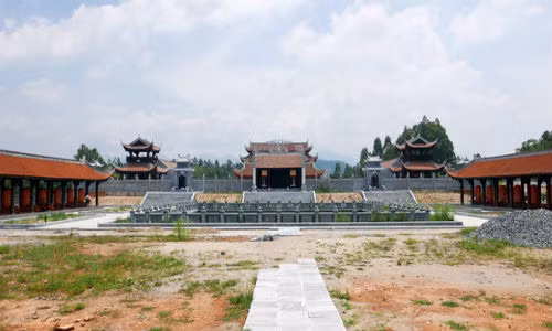 Bên trong là hồ Thiên Quang